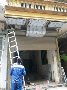 Nhân viên công ty Mai Anh kiểm tra, sửa chữa cửa cuốn quận Thanh Xuân